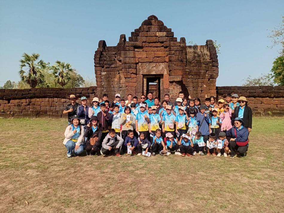 คณะผู้บริหาร ปลัดเทศบาล รองปลัดเทศบาล ให้การต้อนรับ คณะครูและนักเรียนจากโรงเรียนบ้านหนองหลักช้าง