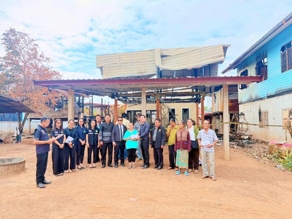 นายสนั่น. ชินมา นายกเทศมนตรีตำบลพันนา พร้อมคณะผู้บริหารและเจ้าหน้าที่เทศบาล มอบเงินช่วยเหลือ ให้แก่ผู้ประสบเหตุอัคคีภัยเหตุไฟไหม้