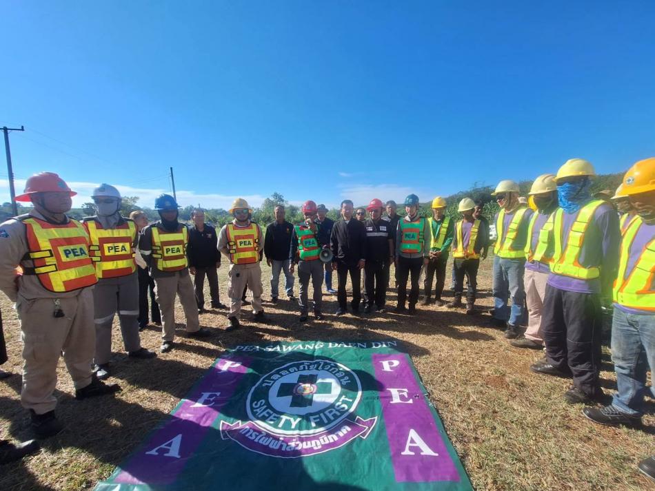  เทศบาลตำบลพันนาร่วมกับการไฟฟ้าส่วนภูมิภาค สาขาสว่างแดนดิน ตัดกิ่งไม้ที่พาดสายไฟ ถนนสายทางขึ้นบึงคำอ้อ