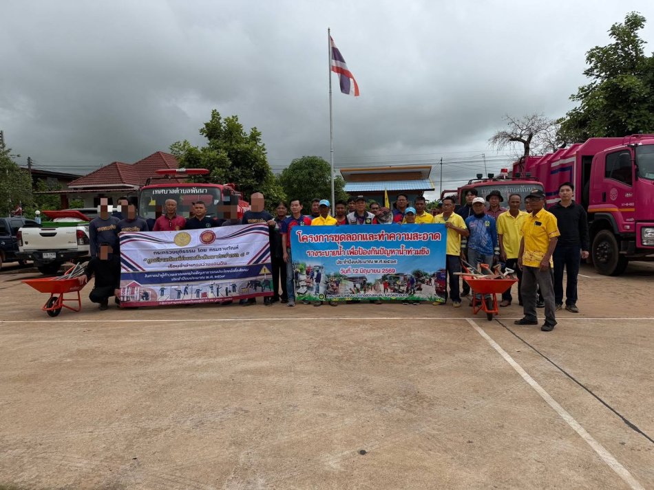 เทศบาลตำบลพันนา ดำเนินโครงการขุดลอกและทำความสะอาดรางระบายน้ำ เพื่อป้องกันปัญหาน้ำท่วมขัง ประจำปีงบประมาณ 2569 