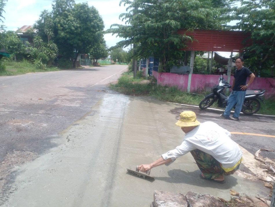 กองช่างเทศบาลตำบลพันนนา ออกซ่อมแซมถนนที่ชำรุด.บ้านคำตานา