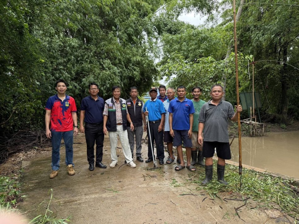 งานป้องกันและบรรเทาสาธารณภัย  เทศบาลตำบลพันนา เก็บเศษไม้ เศษขยะ ที่กีดขวางทางน้ำไหล เพื่อลดปัญหาการระบายน้ำ